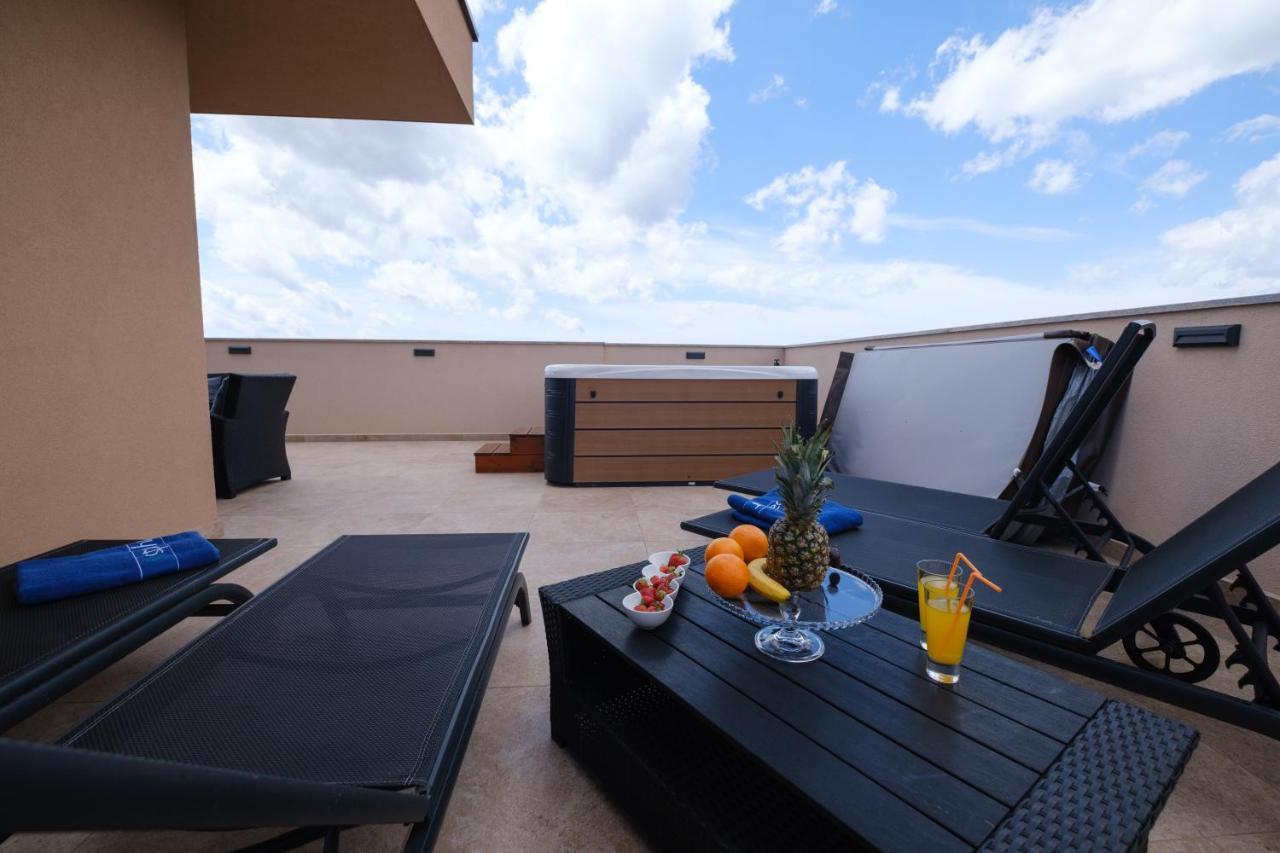 Apartments Luana With Private Jacuzzi Zadar Exteriör bild